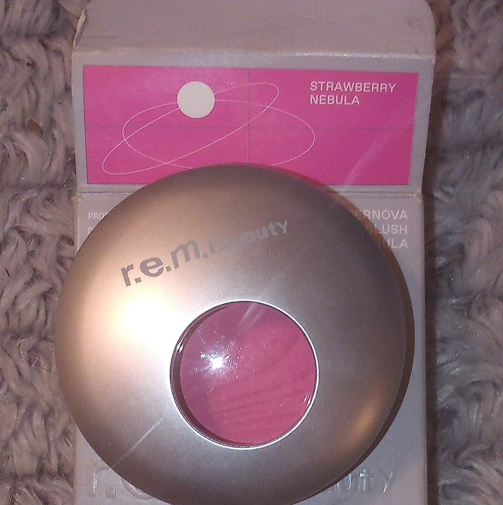 r.e.m. beauty Strawberry Nebula Blush